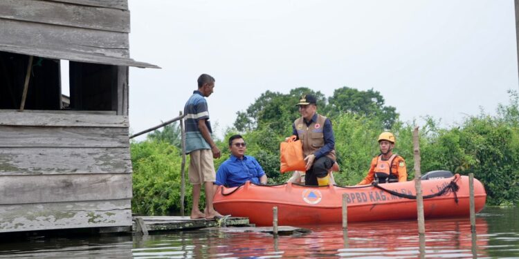Pj Gubernur Sumsel Antar Bantuan ke Rumah Warga Terdampak Banjir di Muba Pakai Perahu Karet