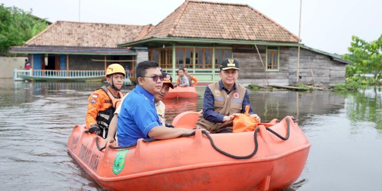 Tinjau Banjir di Muba, Pj Gubernur Sumsel Antar Bantuan ke Rumah Warga Pakai Perahu Karet