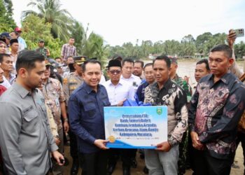 Pj Gubernur Agus Fatoni Tinjau Banjir di Muratara dan Berikan Bantuan Buat Warga