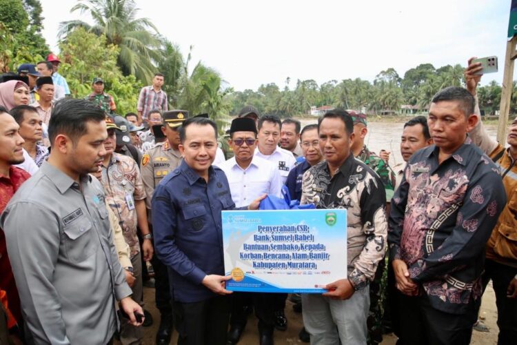 Pj Gubernur Agus Fatoni Tinjau Banjir di Muratara dan Berikan Bantuan Buat Warga