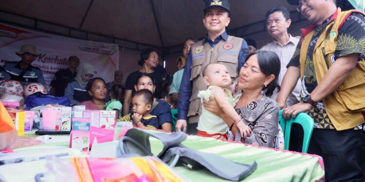 Pj Gubernur Sumsel Antar Bantuan ke Rumah Warga Terdampak Banjir di Muba Pakai Perahu Karet