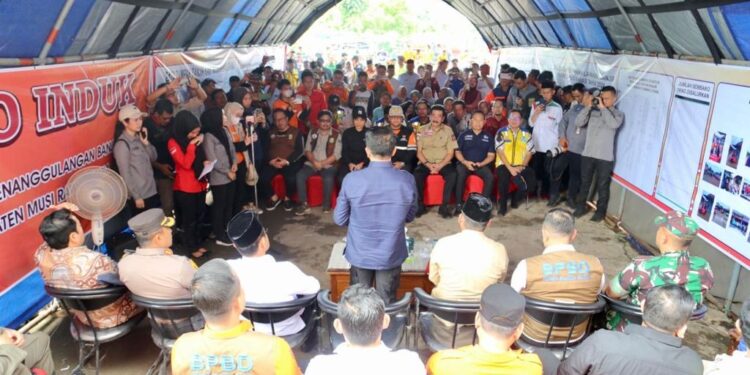 Pj Gubernur Agus Fatoni Tinjau Banjir di Muratara