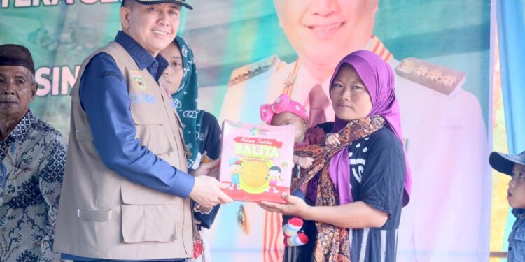 Pj Gubernur Sumsel Antar Bantuan ke Rumah Warga Terdampak Banjir di Muba Pakai Perahu Karet