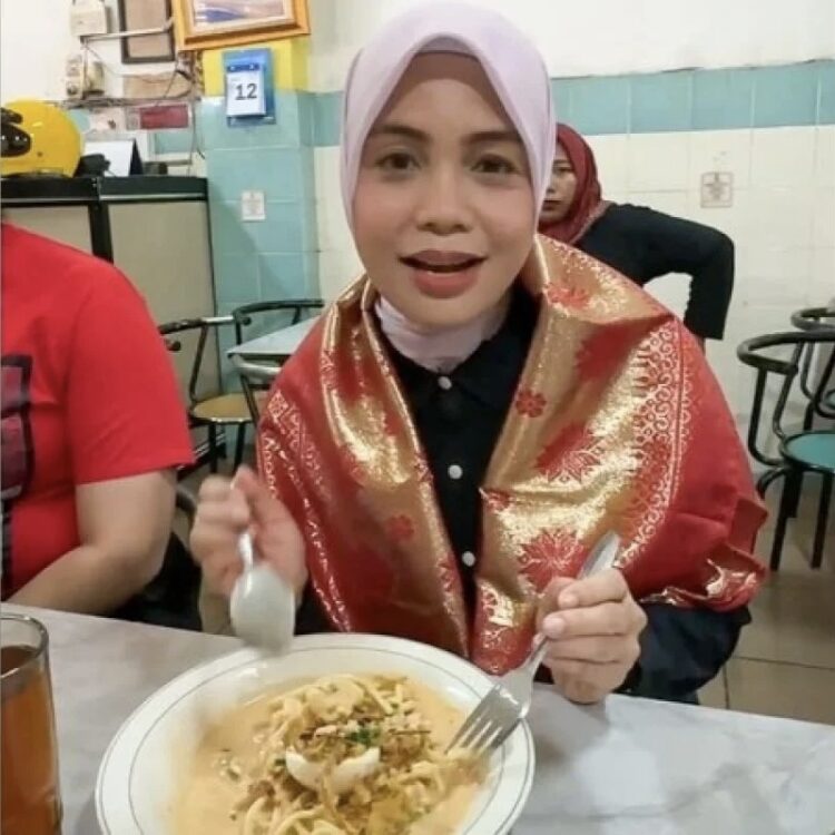 Siti Atikoh Ganjar Promosikan Mie Celor Khas Palembang Lewat Vlog