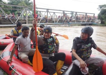 Cek Kondisi Banjir, Kapolres Prabumulih Susuri Sungai Gunakan Perahu Karet