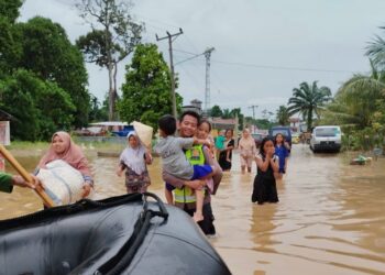 Polda Sumsel Dirikan Dapur Umum dan Beri Bantuan Korban Banjir Muratara
