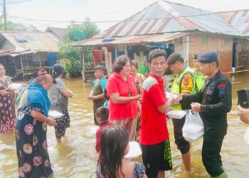 Brimob Polda Sumsel Bagikan 1.000 Nasi Kotak Setiap Hari Buat Warga Terdampak Banjir di Muratara