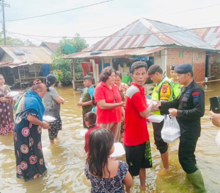 Brimob Polda Sumsel Bagikan 1.000 Nasi Kotak Setiap Hari Buat Warga Terdampak Banjir di Muratara