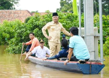 Pakai Perahu Sampan, Pj Bupati Muba Tinjau Lokasi Banjir