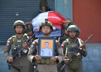 Kaops Damai Cartenz Pimpin Upacara Pelepasan Jenazah Briptu Anumerta Alfando Steve Karamoy