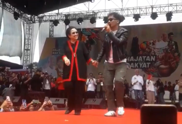 Megawati Joget Bareng Slank di Kampanye Akbar Ganjar-Mahfud