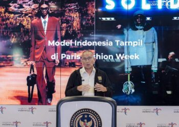 Menparekraf Apresiasi Model Indonesia Pertama Tampil di Runway Paris Fashion Week 2024