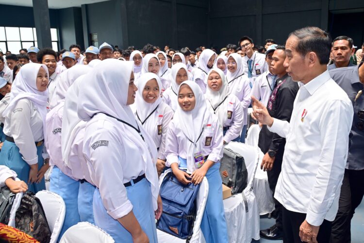 Bertemu Siswa di Magelang, Jokowi Serahkan Bantuan Program Indonesia Pintar