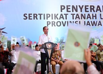 Jokowi Bagikan Sertifikat Tanah untuk Masyarakat di Jawa Tengah