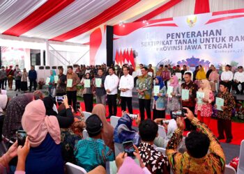 Jokowi Serahkan 3.000 Sertifikat Tanah di Jawa Tengah