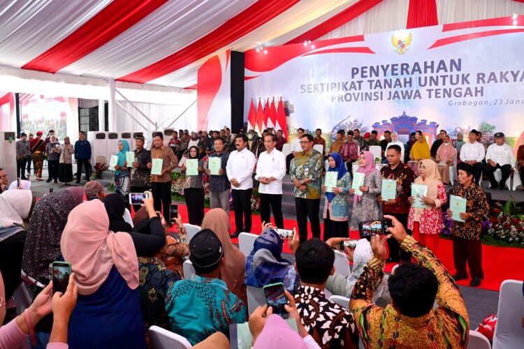 Jokowi Serahkan 3.000 Sertifikat Tanah di Jawa Tengah