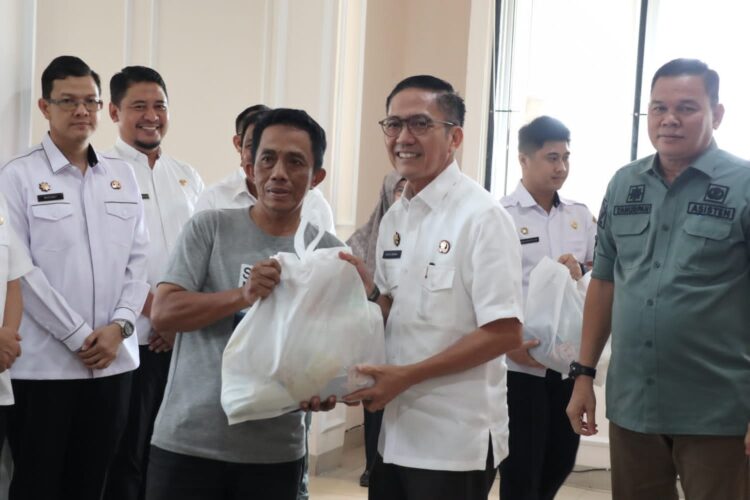 Pemkot Palembang Bagikan Sembako Gratis Buat 100 Warga Sako