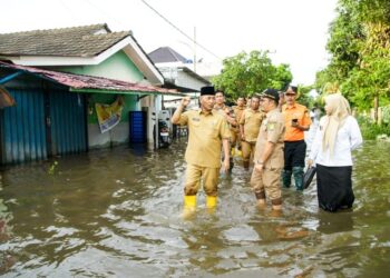 Usai Ngantor, Pj Bupati Apriyadi Keliling Sekayu Datangi Warga Terkena Banjir