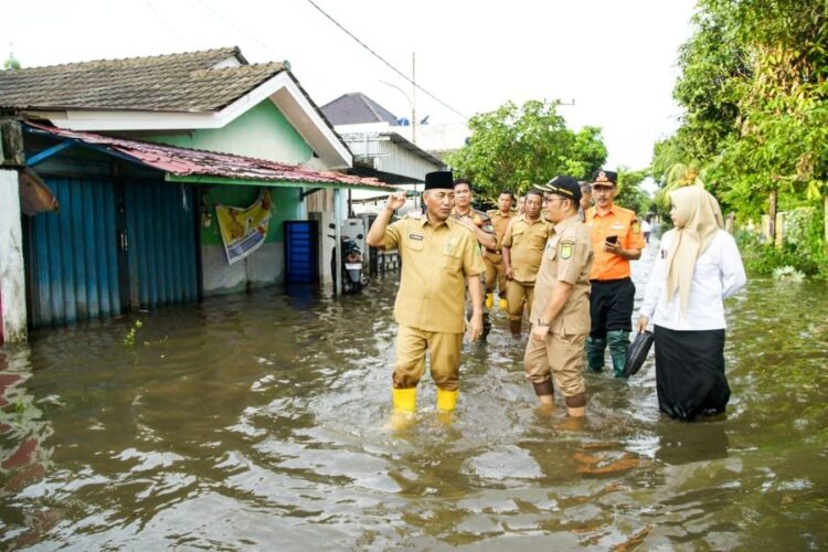 Usai Ngantor, Pj Bupati Apriyadi Keliling Sekayu Datangi Warga Terkena Banjir