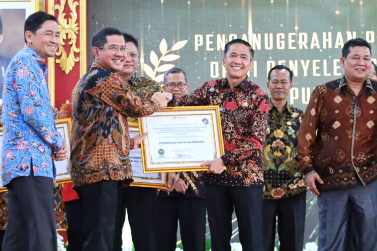 Raih Kualitas Tertinggi Kepatuhan Pelayanan Publik, Pemkot Palembang Terima Penghargaan Dari Ombudsman RI