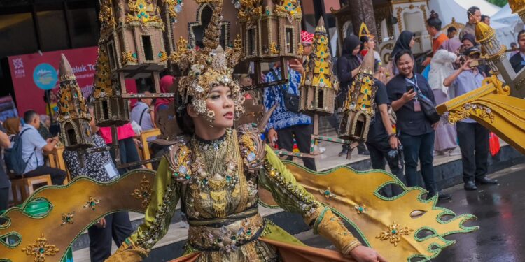 Potret Parade Festival Seni dan Budaya KEN 2024