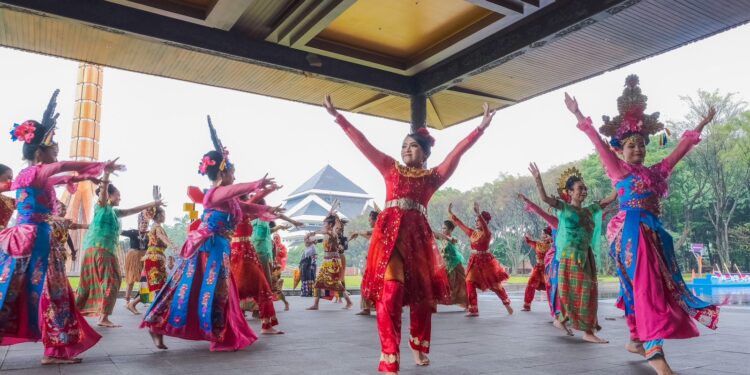 Potret Parade Festival Seni dan Budaya KEN 2024