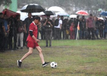 Jokowi Main Bola Hujan-hujanan, Kebobolan Dua Gol