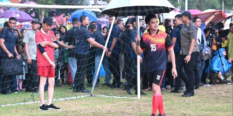 Jokowi Main Bola Hujan-hujanan, Kebobolan Dua Gol