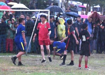 Jokowi Main Bola Bareng Warga Sleman