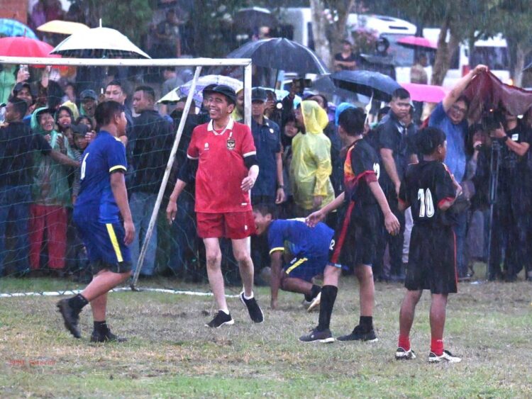 Jokowi Main Bola Bareng Warga Sleman