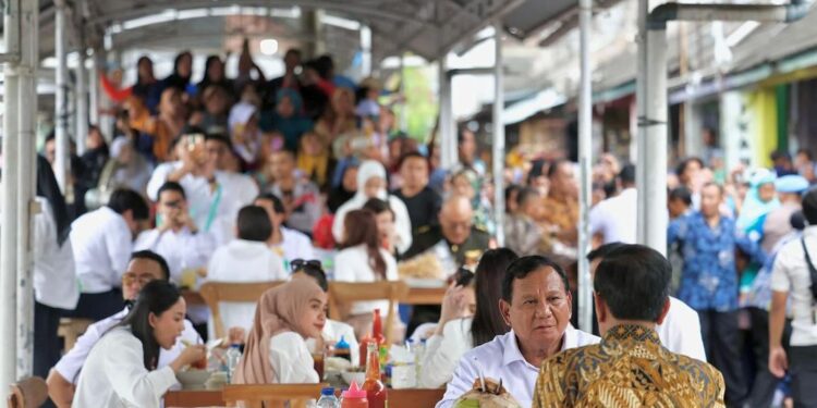 Momen Jokowi dan Prabowo Makan Bakso Bareng