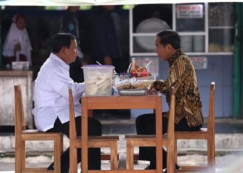 Momen Jokowi dan Prabowo Makan Bakso Bareng