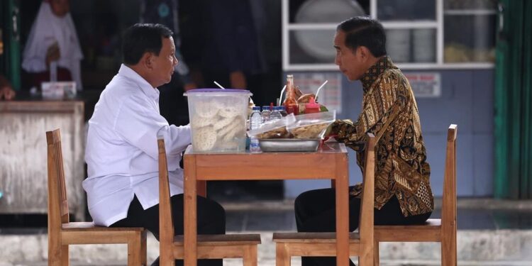 Momen Jokowi dan Prabowo Makan Bakso Bareng