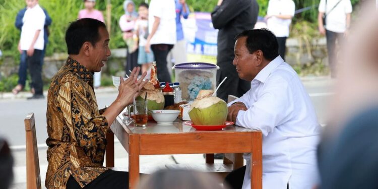 Momen Jokowi dan Prabowo Makan Bakso Bareng