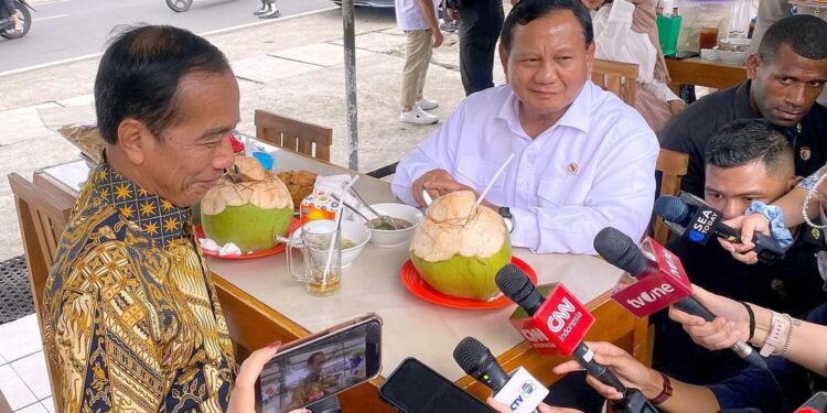 Momen Jokowi dan Prabowo Makan Bakso Bareng