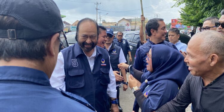 Surya Paloh Makan Pempek dan Hadiri Kampanye Terbuka NasDem di Palembang