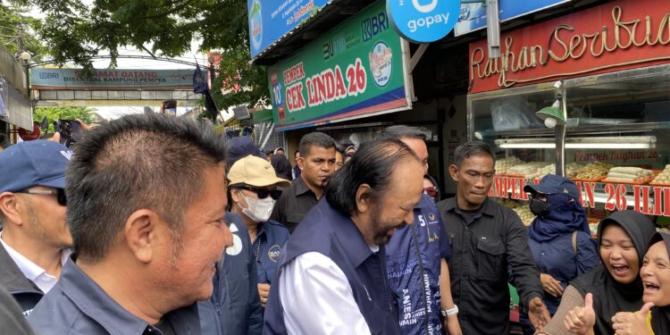 Surya Paloh Makan Pempek dan Hadiri Kampanye Terbuka NasDem di Palembang