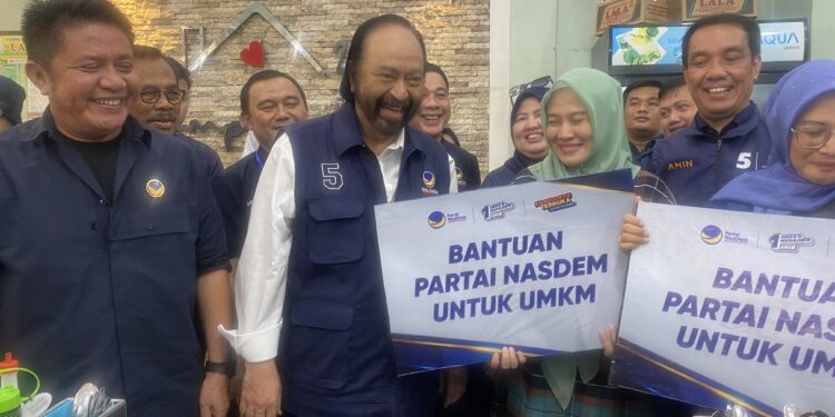 Surya Paloh Makan Pempek dan Hadiri Kampanye Terbuka NasDem di Palembang