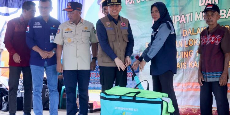Pj Gubernur Sumsel Antar Bantuan ke Rumah Warga Terdampak Banjir di Muba Pakai Perahu Karet