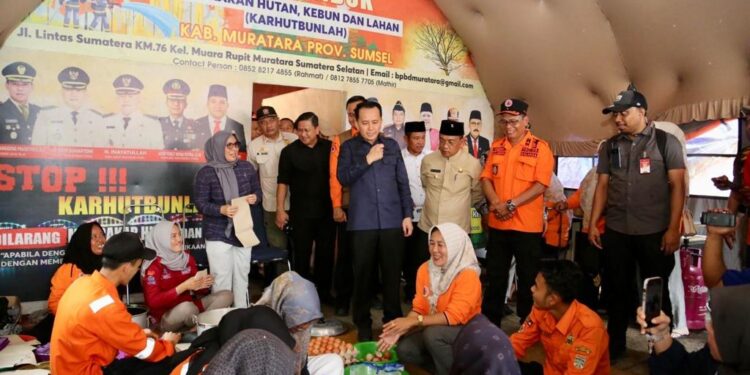 Pj Gubernur Agus Fatoni Tinjau Banjir di Muratara