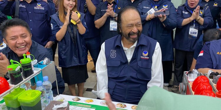 Surya Paloh Makan Pempek dan Hadiri Kampanye Terbuka NasDem di Palembang
