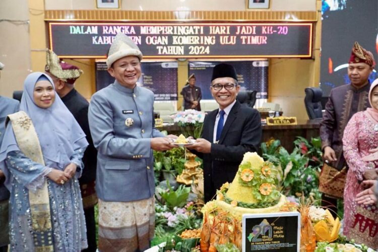 Sekda Sumsel Supriono Hadiri Paripurna HUT OKU Timur ke-20