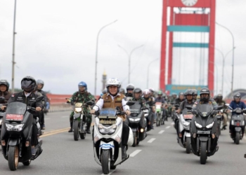 Kendarai Sepeda Motor, Pj Gubernur Agus Fatoni dan Forkopimda Sumsel Tinjau Empat TPS di Palembang
