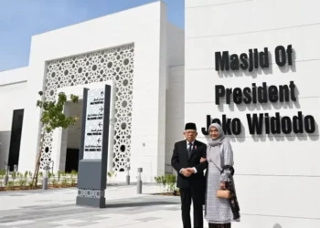 Ma’ruf Amin Salat Dzuhur di Masjid Presiden Joko Widodo Abu Dhabi