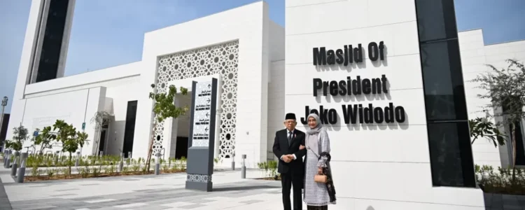 Ma’ruf Amin Salat Dzuhur di Masjid Presiden Joko Widodo Abu Dhabi