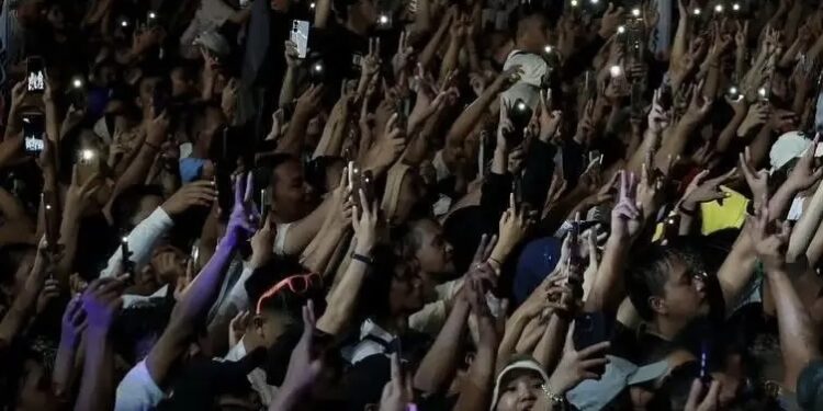 Sambil Hujan-hujanan, Prabowo Joget Bareng Bersama Pendukungnya di Manado