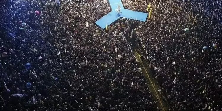 Sambil Hujan-hujanan, Prabowo Joget Bareng Bersama Pendukungnya di Manado