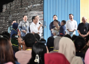 Jokowi Serahkan Bantuan Pangan kepada Warga Kabupaten Bekasi