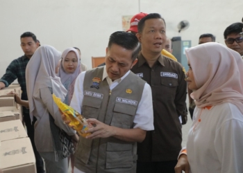 Ratu Dewa Serahkan Bantuan Beras 10 Kilogram ke Warga Palembang
