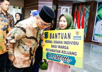 Pj Bupati Apriyadi Salurkan Bantuan Modal Usaha Kepada 720 UKM